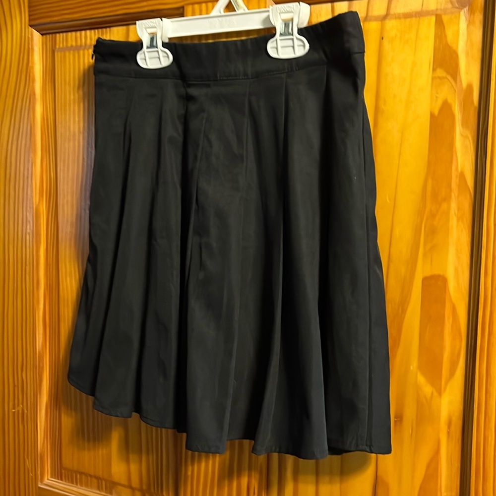 Women’s size small/4 black pleated skirt with side zipper by Shein